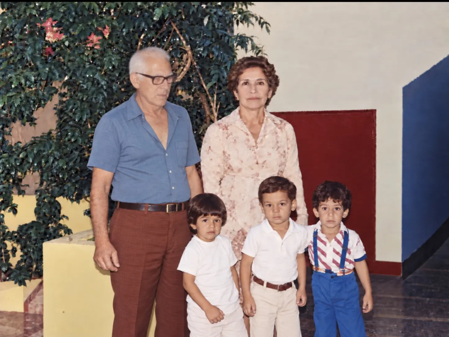 Don Evaristo met zijn familie en drie jonge kleinkinderen